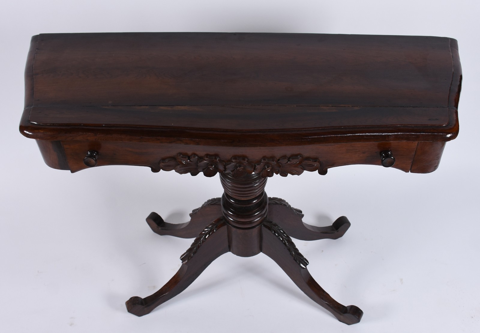 Mesa de encostar de madeira nobre, uma gaveta, saia recortada, apoio... - foto 3 de 5