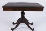 Mesa de encostar de madeira nobre, uma gaveta, ... - Mesa de encostar de madeira nobre, uma gaveta, saia recortada, apoio em coluna central torneada terminando em quatro pernas recurvas. Tampo com ...