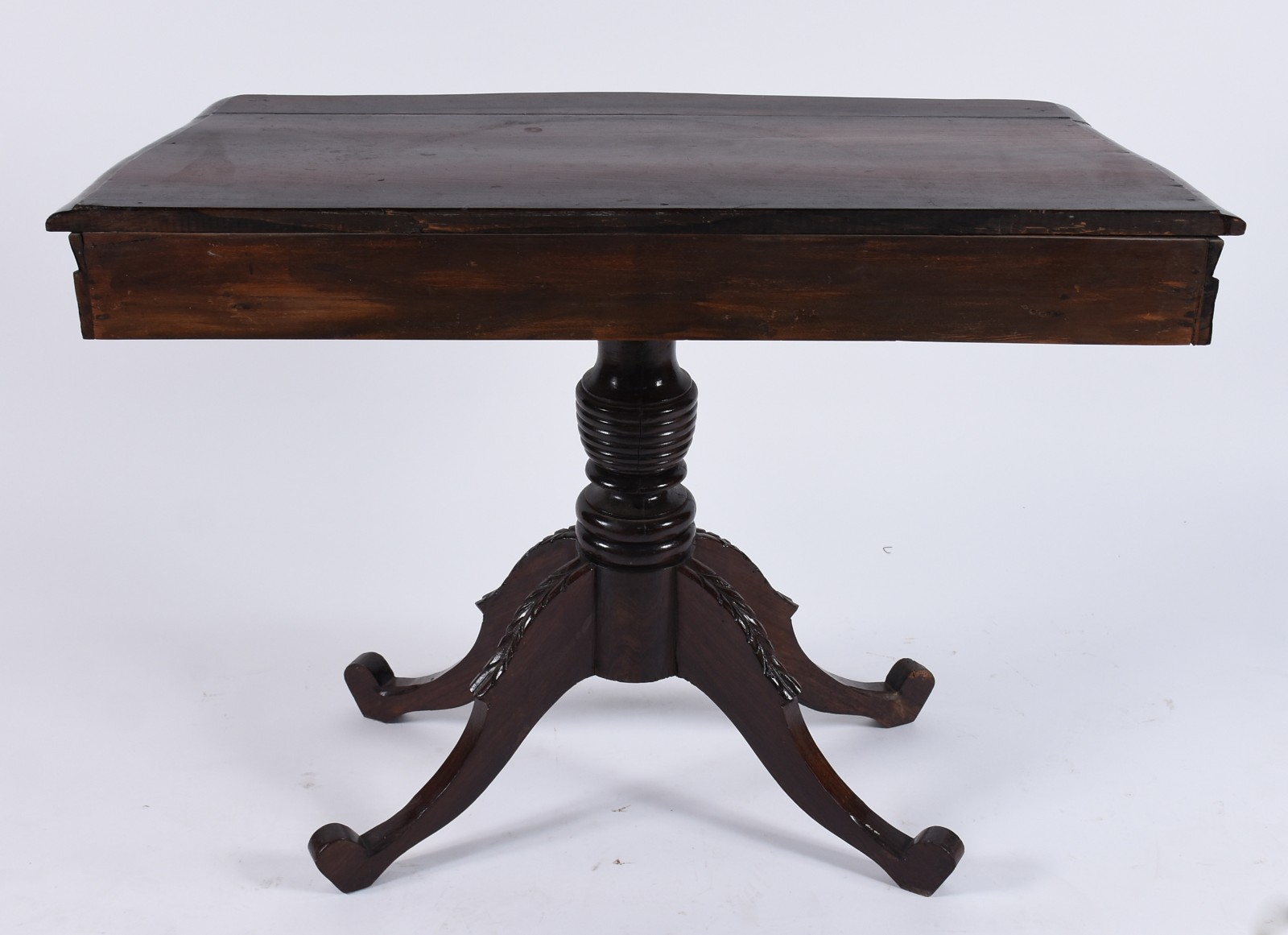 Mesa de encostar de madeira nobre, uma gaveta, saia recortada, apoio... - foto 4 de 5