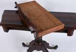 Mesa de encostar de madeira nobre, uma gaveta, ... - Mesa de encostar de madeira nobre, uma gaveta, saia recortada, apoio em coluna central torneada terminando em quatro pernas recurvas. Tampo com ...