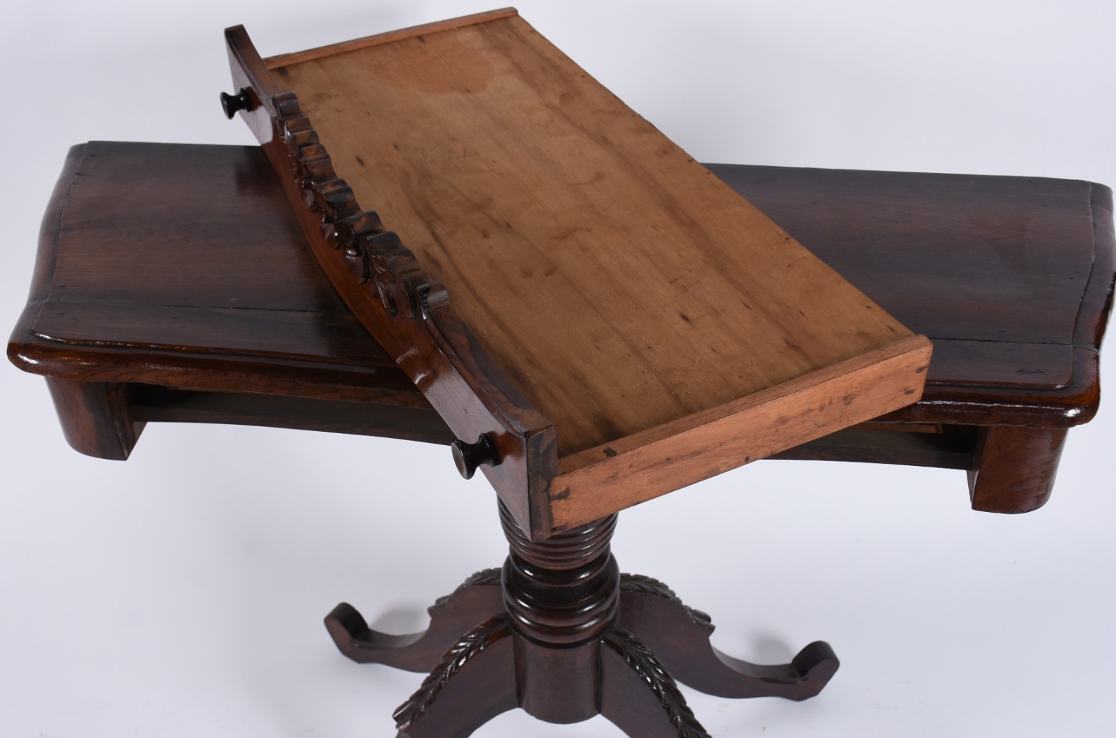 Mesa de encostar de madeira nobre, uma gaveta, saia recortada, apoio... - foto 5 de 5
