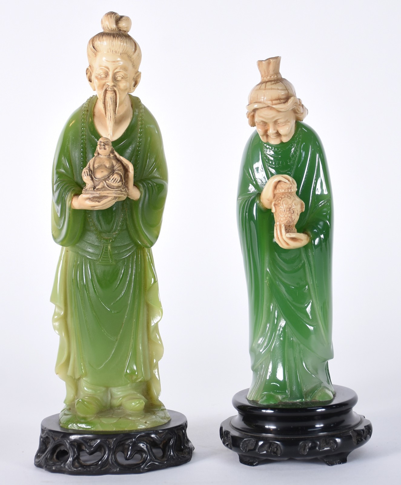 Duas estatuetas representando casal oriental de resina com... - foto 1 de 6