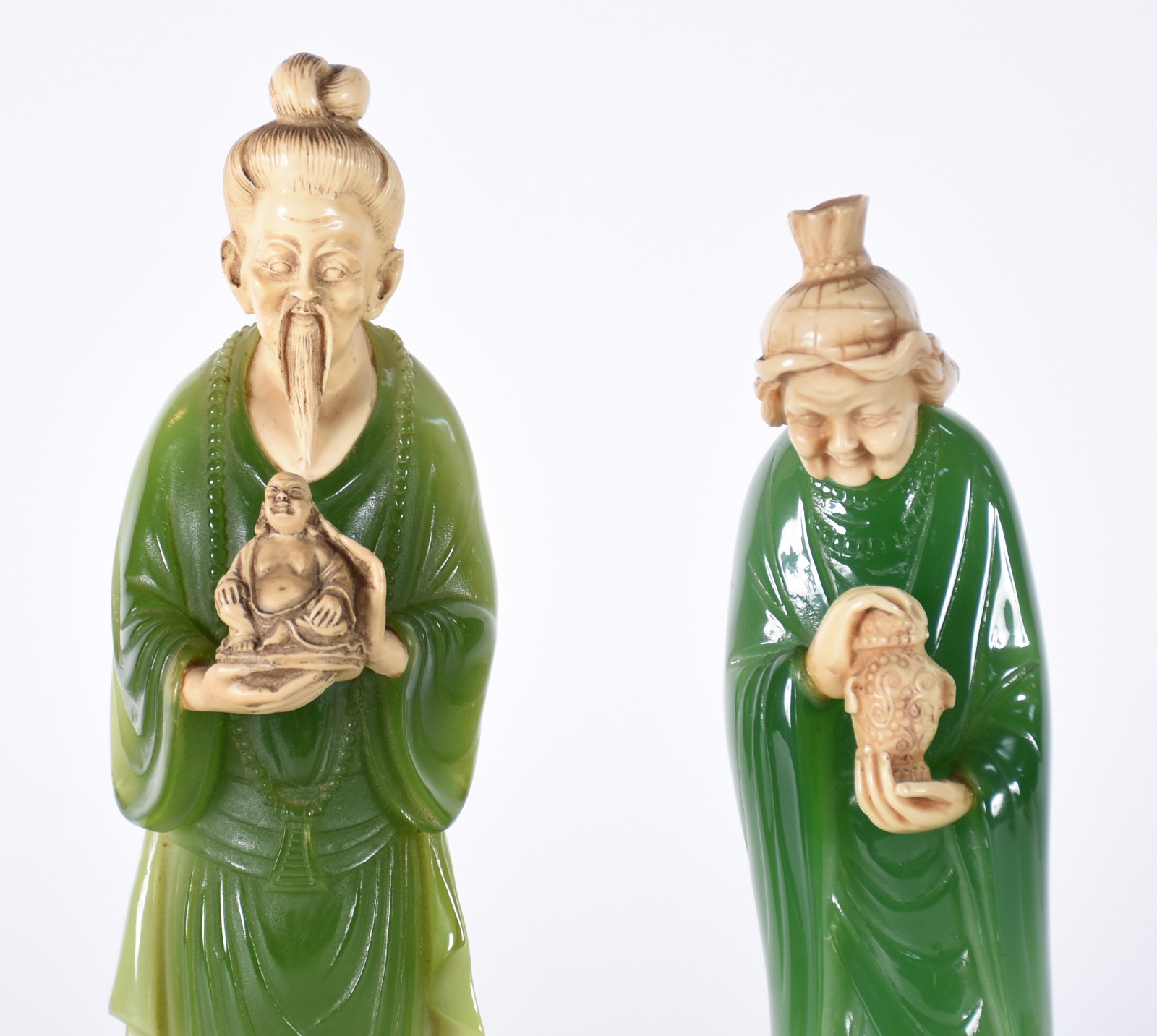 Duas estatuetas representando casal oriental de resina com... - foto 2 de 6