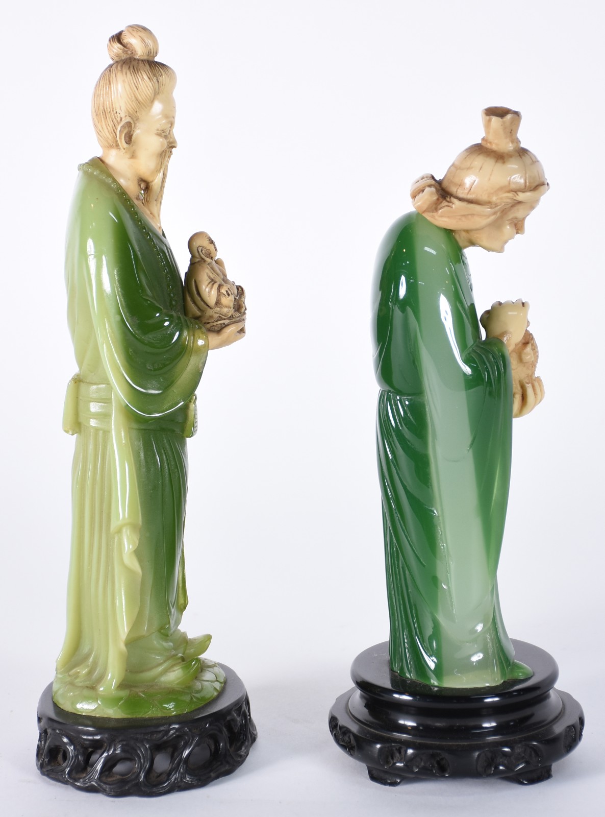 Duas estatuetas representando casal oriental de resina com... - foto 3 de 6