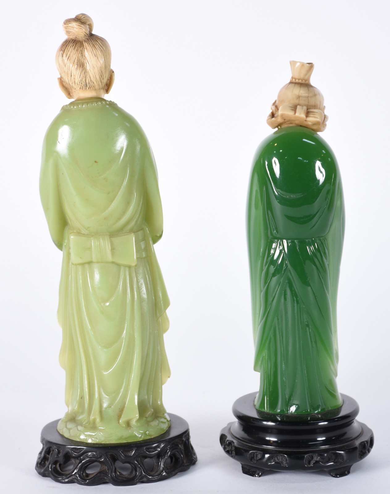Duas estatuetas representando casal oriental de resina com... - foto 4 de 6