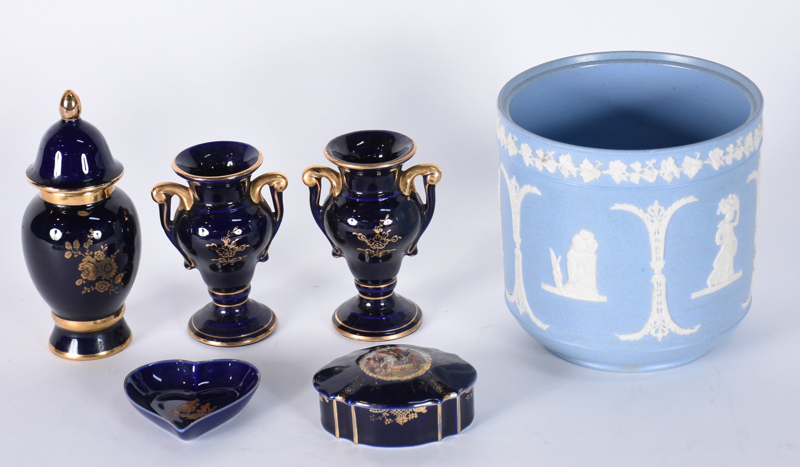 Diversas peças, sendo: cachepot de porcelana Wedgwood na cor azul com... - foto 1 de 6