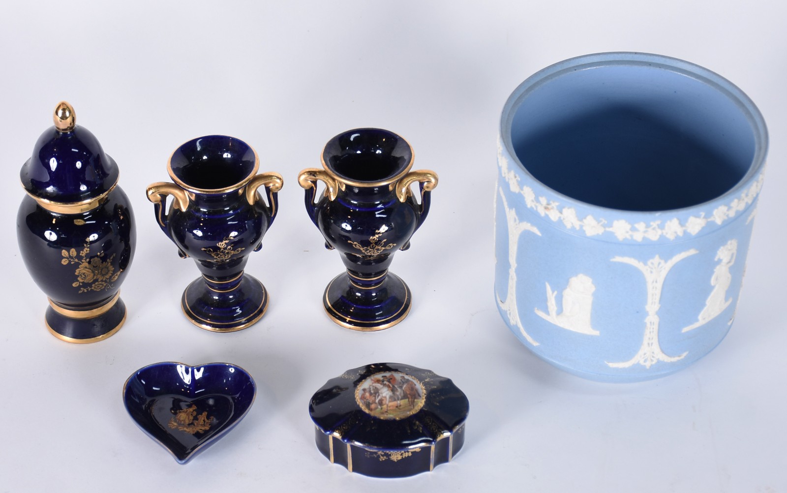 Diversas peças, sendo: cachepot de porcelana Wedgwood na cor azul com... - foto 2 de 6