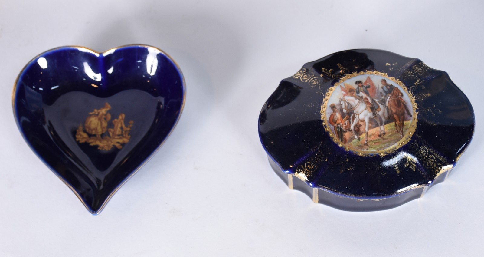 Diversas peças, sendo: cachepot de porcelana Wedgwood na cor azul com... - foto 3 de 6