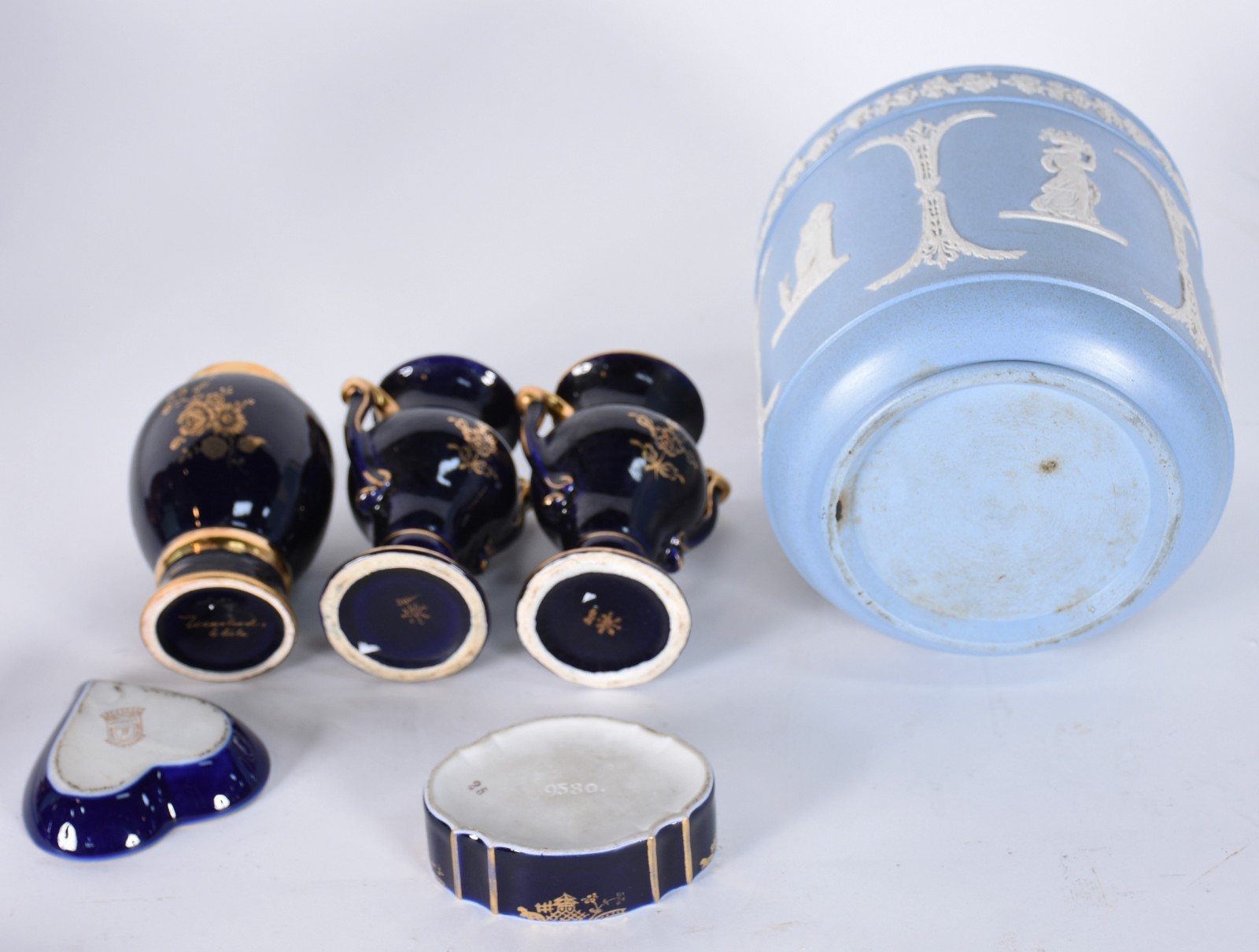 Diversas peças, sendo: cachepot de porcelana Wedgwood na cor azul com... - foto 4 de 6