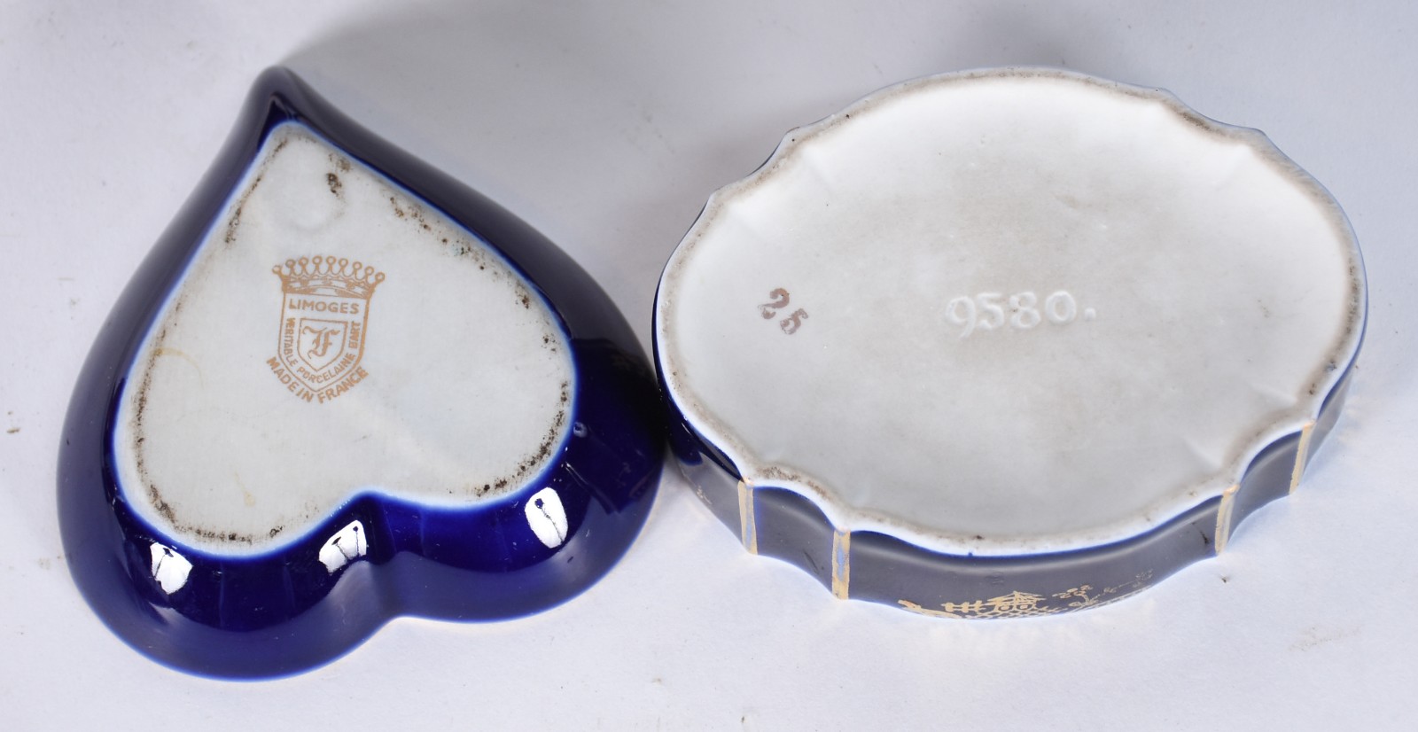 Diversas peças, sendo: cachepot de porcelana Wedgwood na cor azul com... - foto 5 de 6