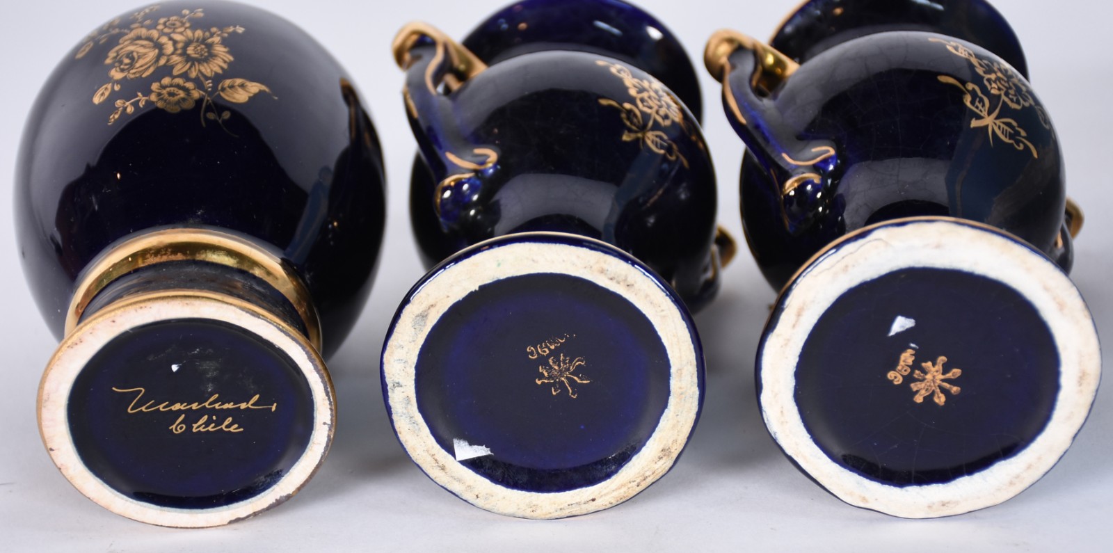 Diversas peças, sendo: cachepot de porcelana Wedgwood na cor azul com... - foto 6 de 6