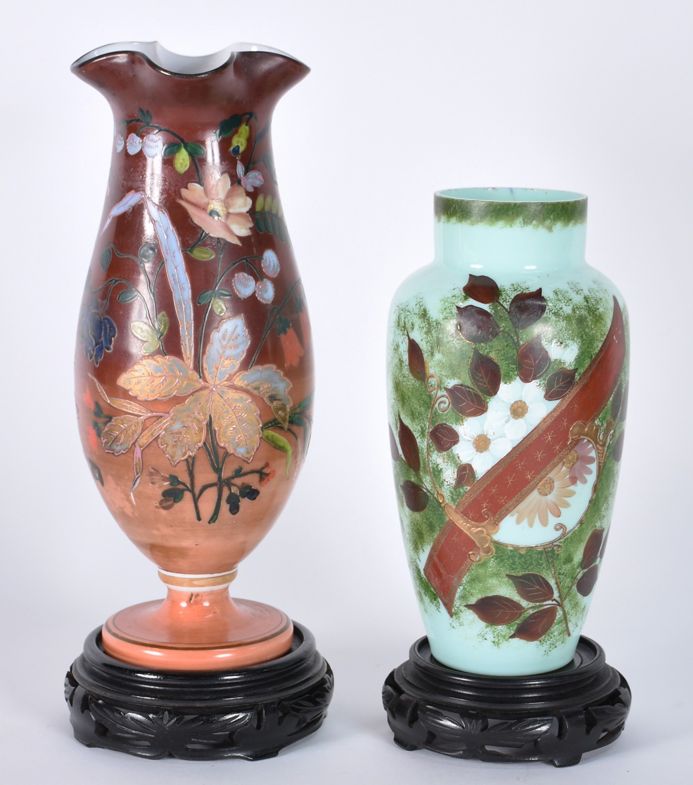 Dois vasos de opalina com flores em policromia, bases de madeira. - foto 1 de 7