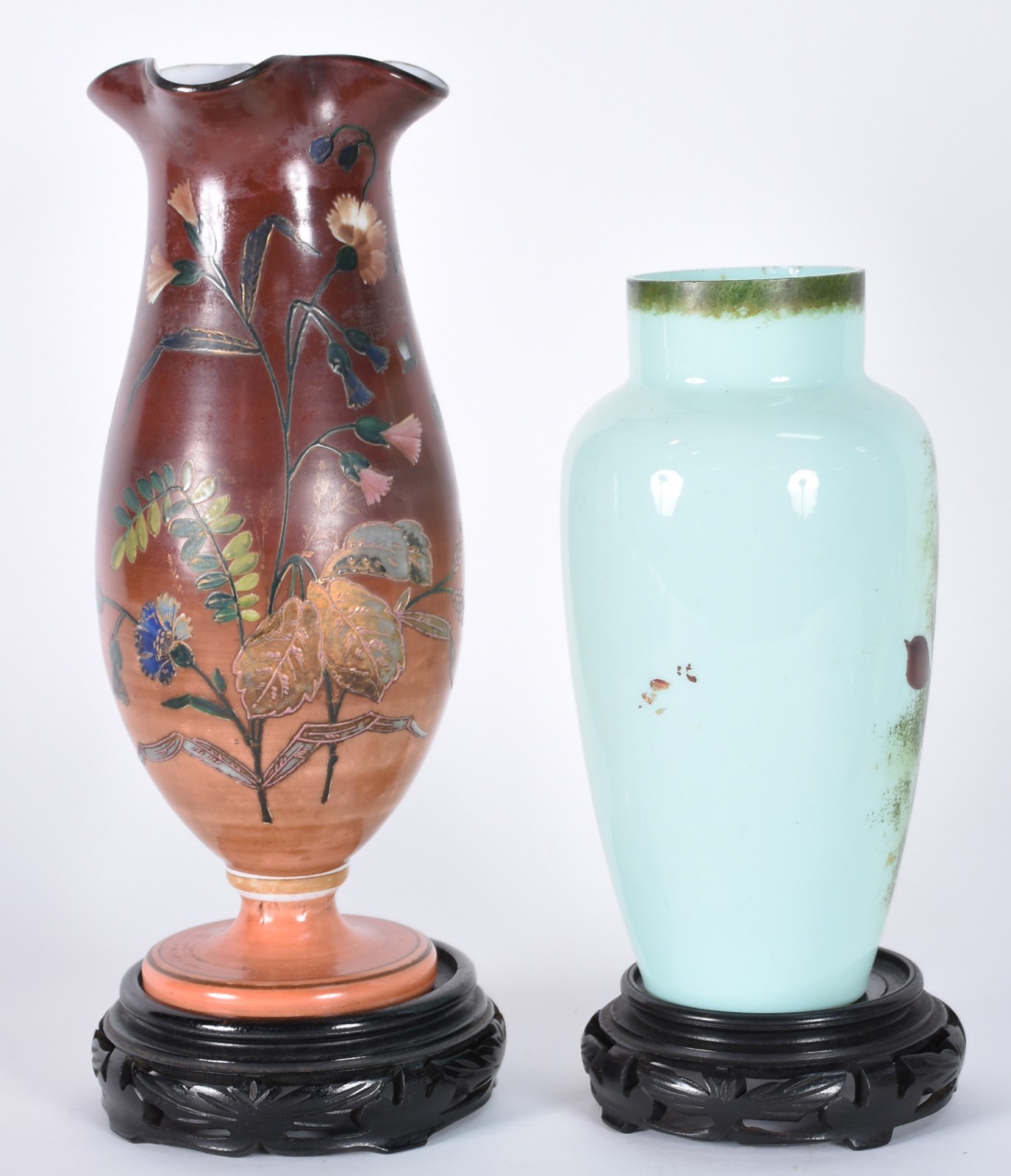 Dois vasos de opalina com flores em policromia, bases de madeira. - foto 2 de 7