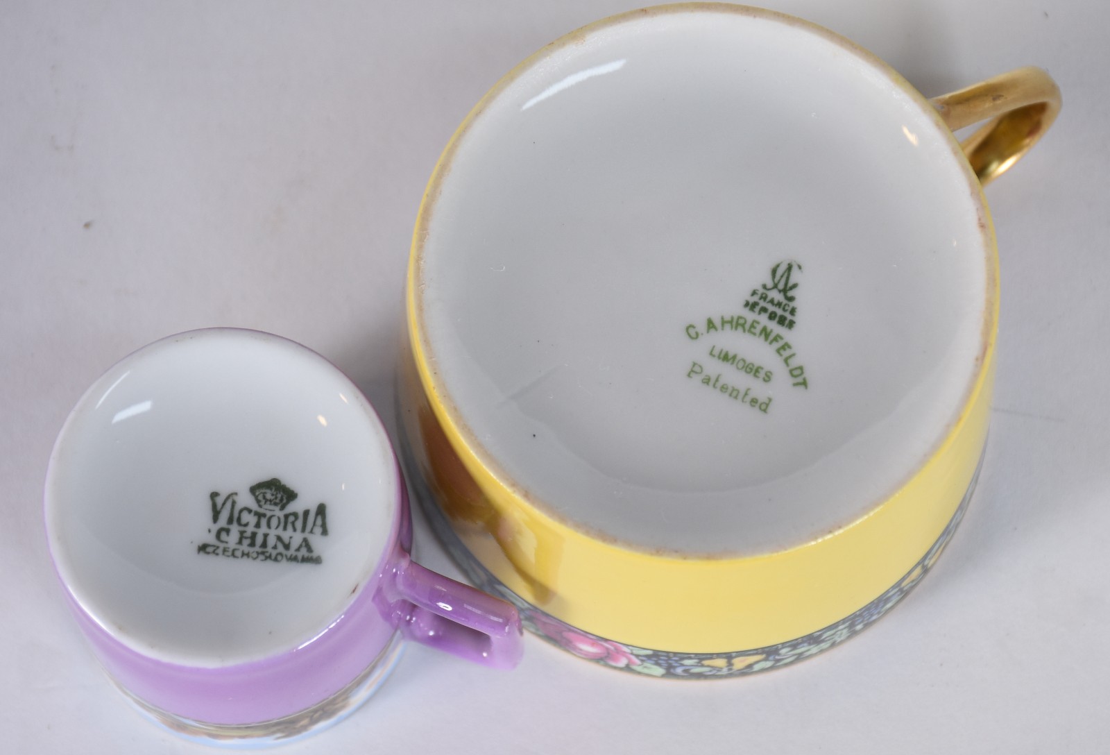 Dois conjuntos, sendo: serviço de porcelana tcheca para café na cor... - foto 4 de 4