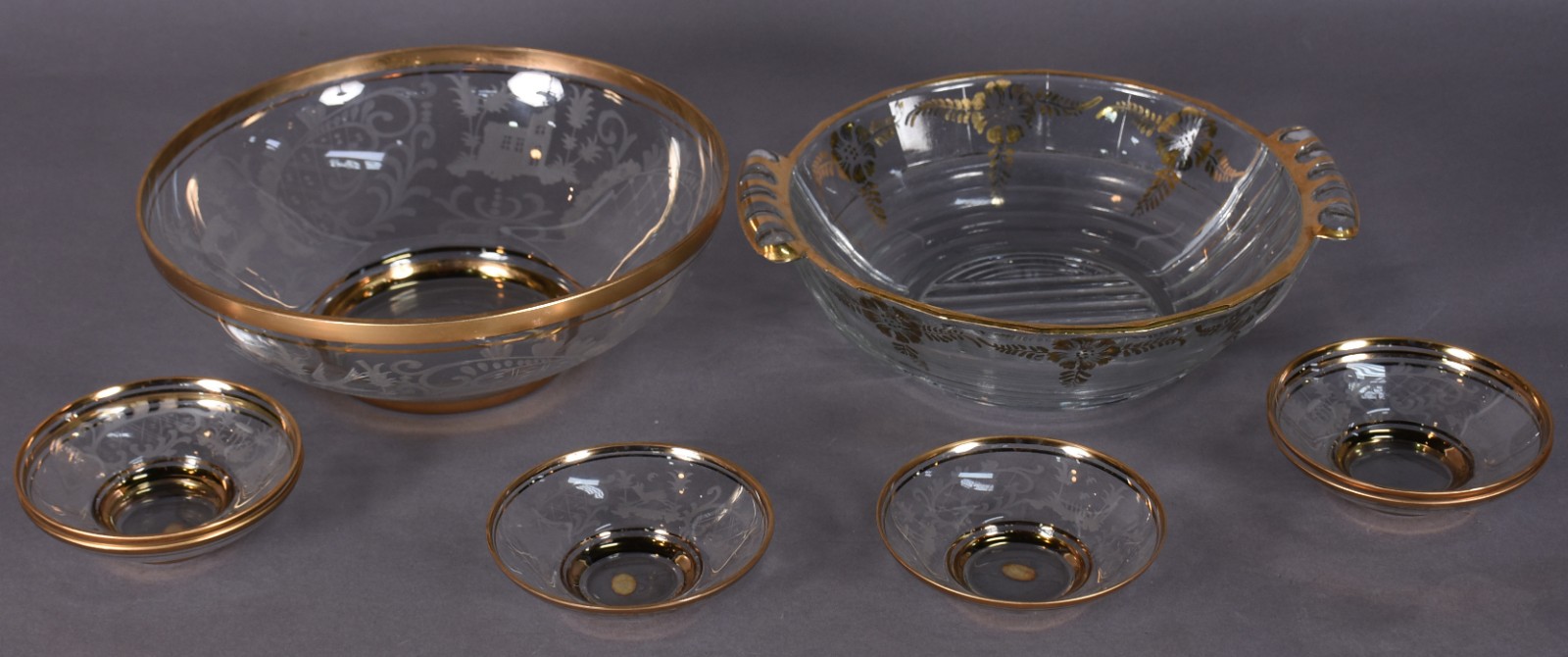 Oito peças, sendo: Conjunto de saladeira com 6 bowls de cristal... - foto 1 de 4