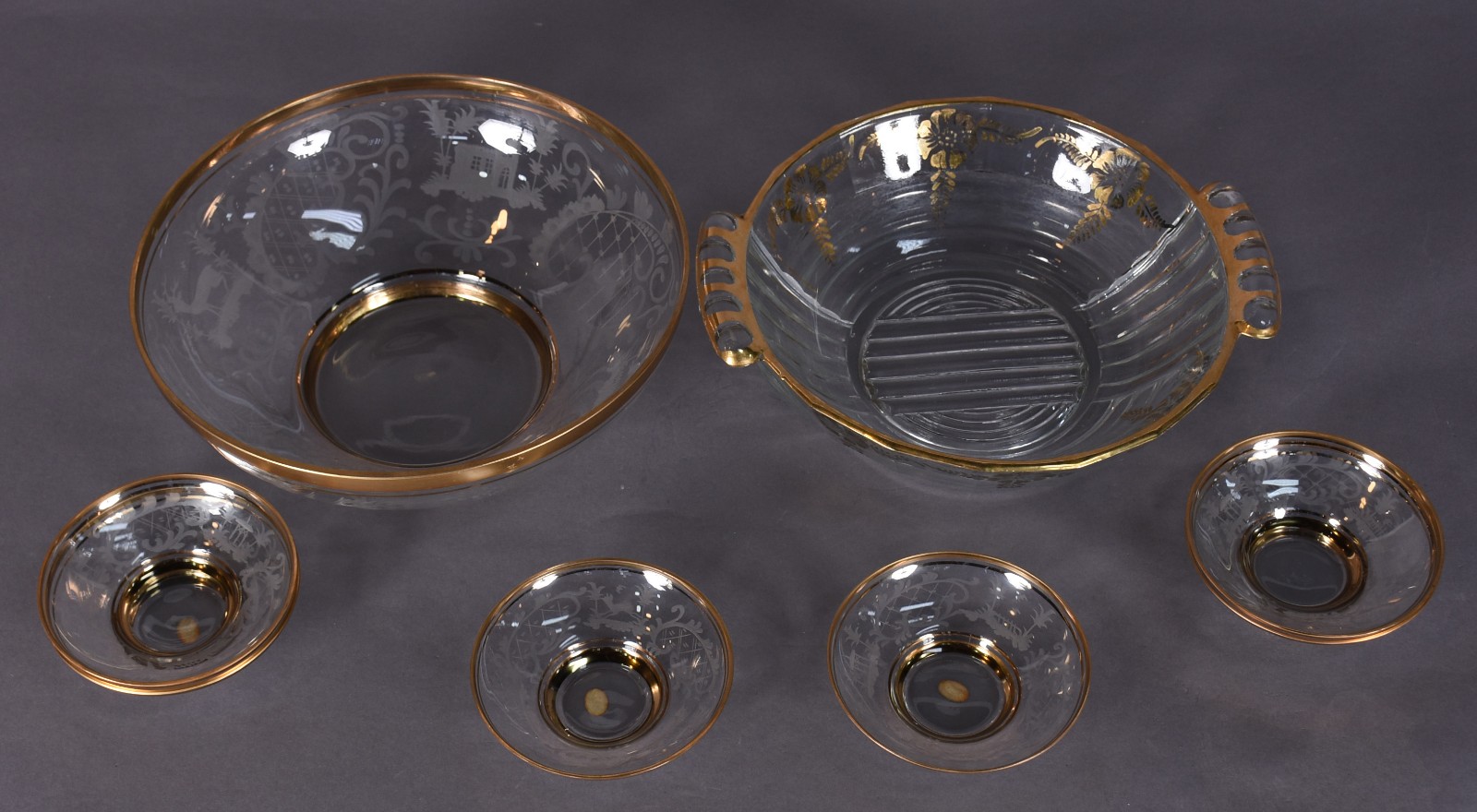 Oito peças, sendo: Conjunto de saladeira com 6 bowls de cristal... - foto 2 de 4