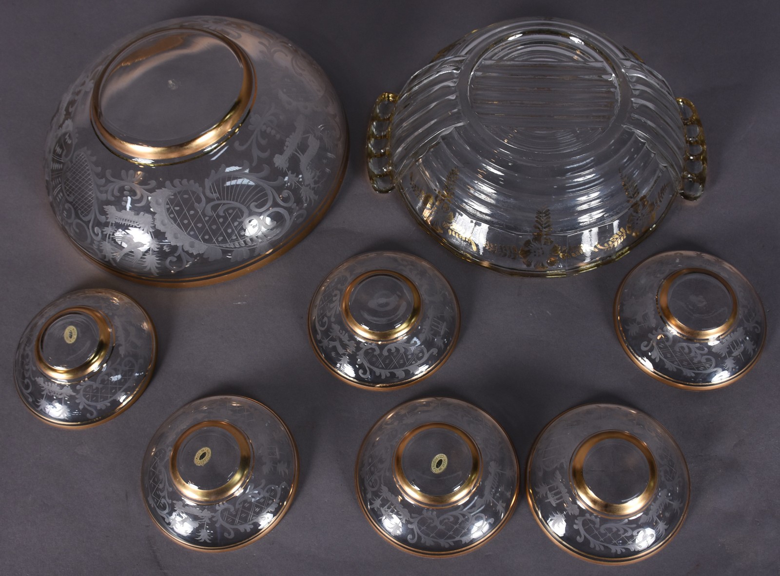 Oito peças, sendo: Conjunto de saladeira com 6 bowls de cristal... - foto 3 de 4