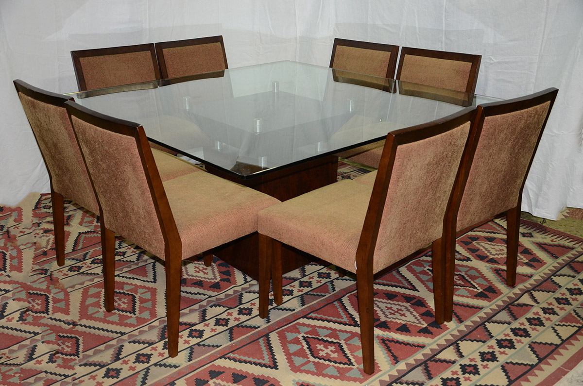Mesa de jantar com base de madeira e tampo de vidro, acompanham 8...