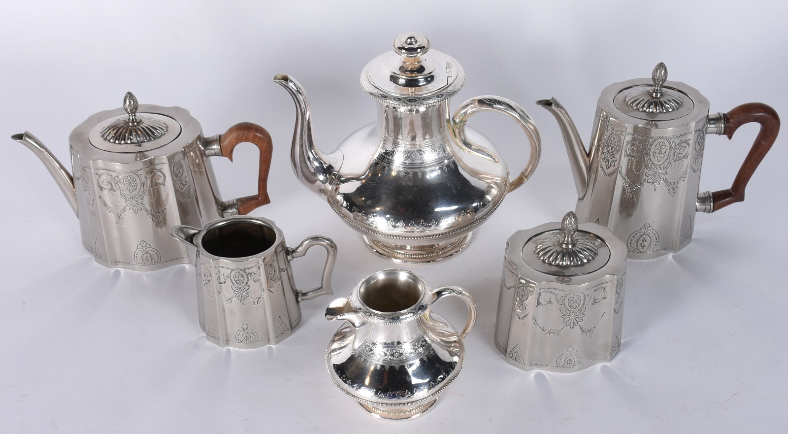 Diversas peças de metal, sendo uma baixela para chá e café composto... - foto 1 de 7