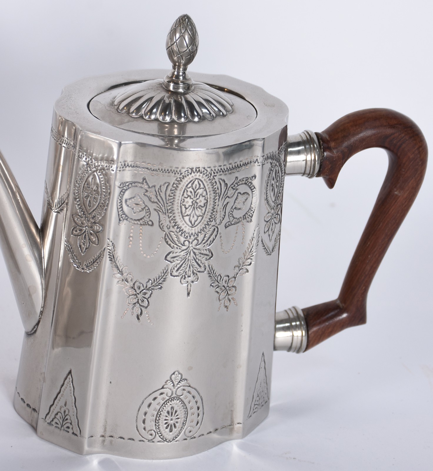 Diversas peças de metal, sendo uma baixela para chá e café composto... - foto 2 de 7