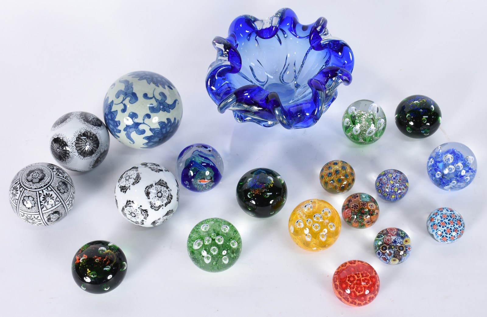 Diversas peças, sendo: cinzeiro de vidro decorativo na cor azul e 14... - foto 1 de 8