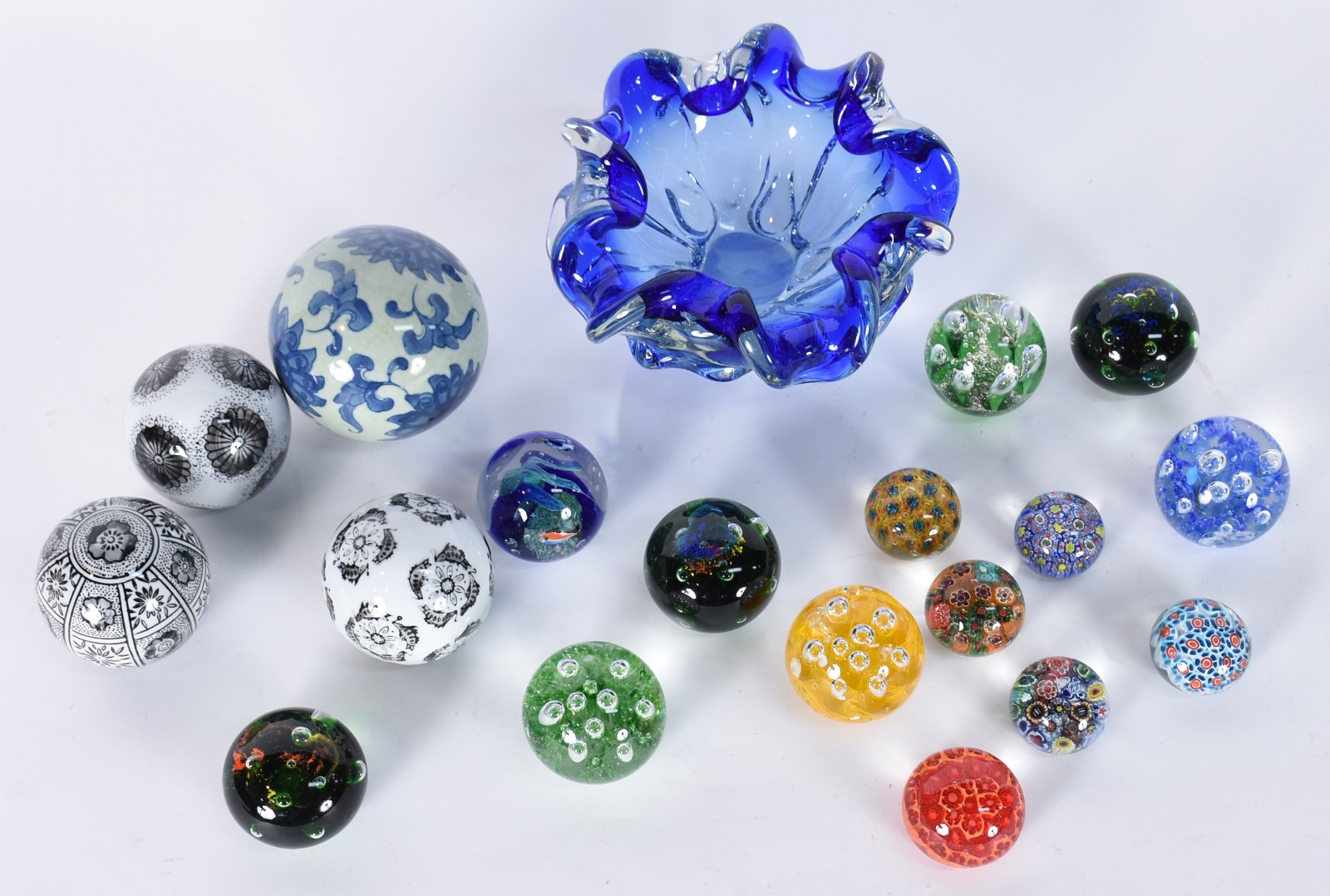 Diversas peças, sendo: cinzeiro de vidro decorativo na cor azul e 14... - foto 3 de 8
