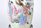 Vaso de porcelana oriental decorado com figuras... - Vaso de porcelana oriental decorado com figuras de gueixas e guerreiro sob árvore em policromada, laterais com figuras de morcegos em relevo, ba...
