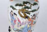 Vaso de porcelana oriental decorado com figuras... - Vaso de porcelana oriental decorado com figuras de gueixas e guerreiro sob árvore em policromada, laterais com figuras de morcegos em relevo, ba...
