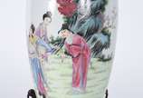 Vaso de porcelana oriental decorado com figuras... - Vaso de porcelana oriental decorado com figuras de gueixas e guerreiro sob árvore em policromada, laterais com figuras de morcegos em relevo, ba...