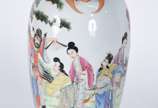 Vaso de porcelana oriental decorado com figuras... - Vaso de porcelana oriental decorado com figuras de gueixas e guerreiro sob árvore em policromada, laterais com figuras de morcegos em relevo, ba...