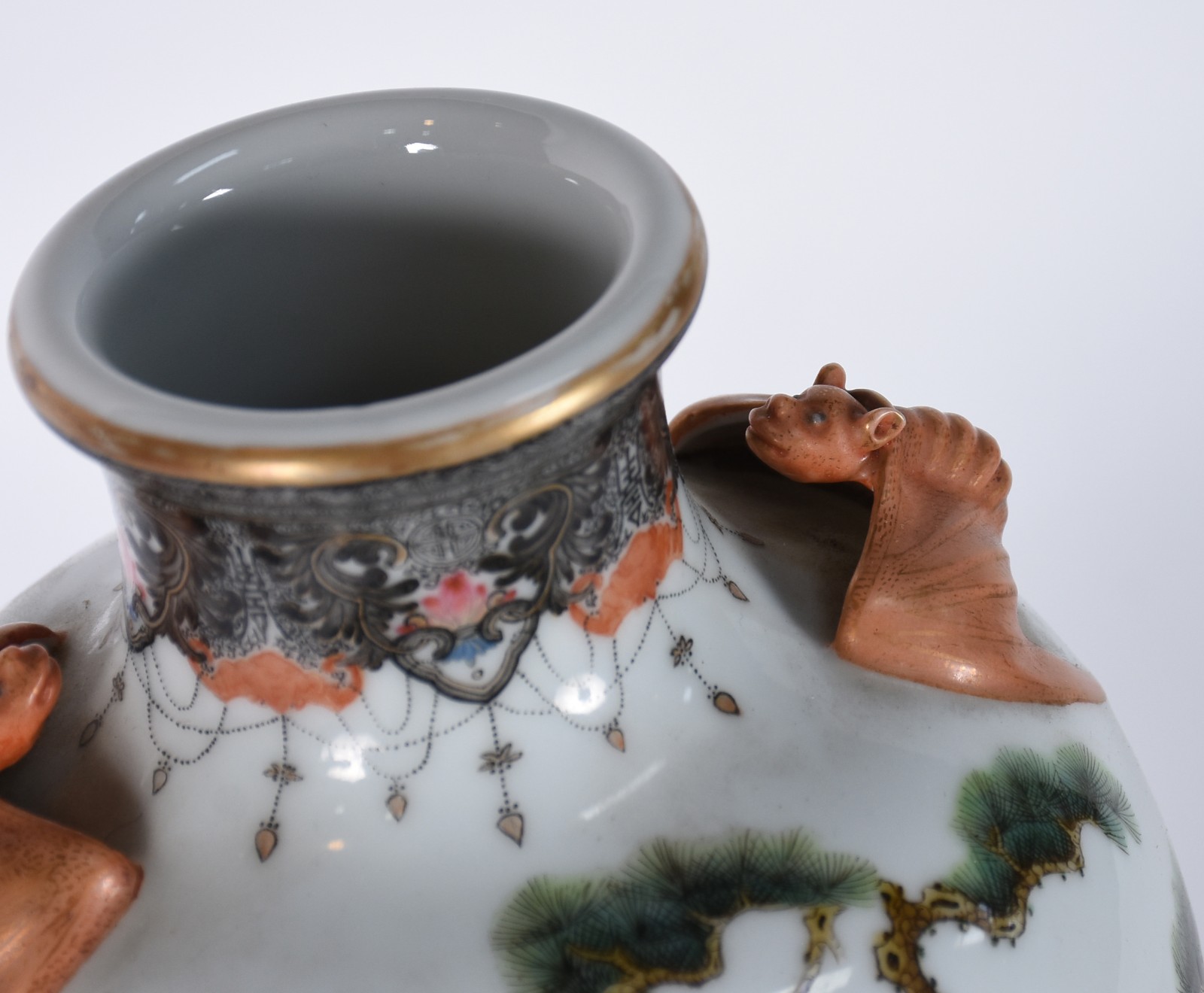 Vaso de porcelana oriental decorado com figuras de gueixas e... - foto 5 de 7