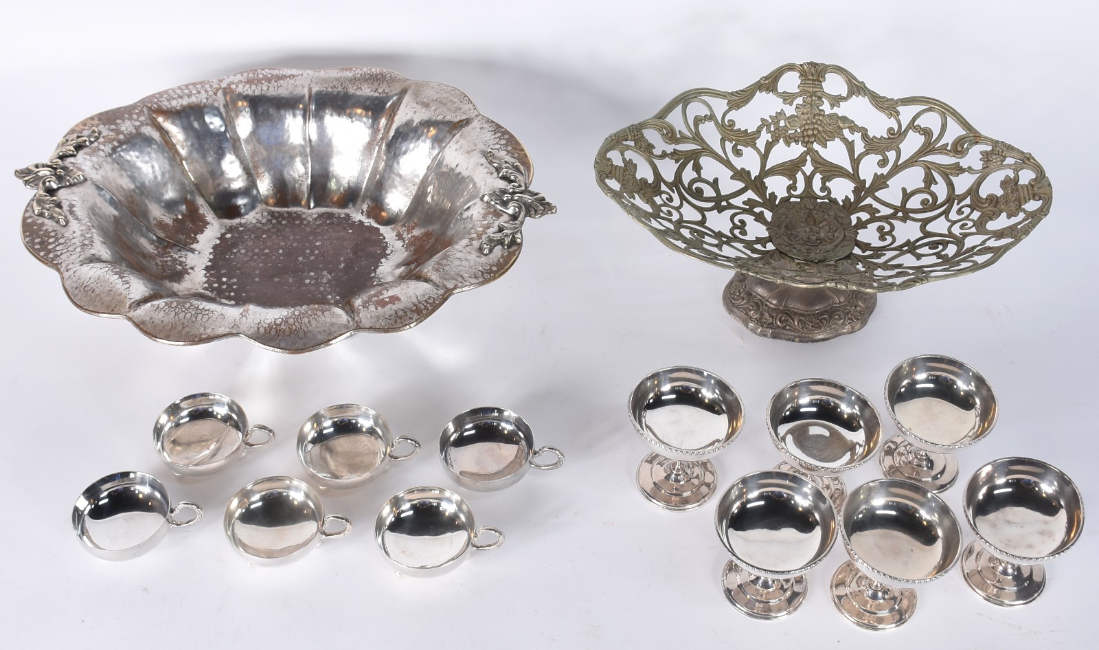 Diversas peças de metal, sendo: 2 fruteiras, 6 taças de pé alto para... - foto 2 de 9
