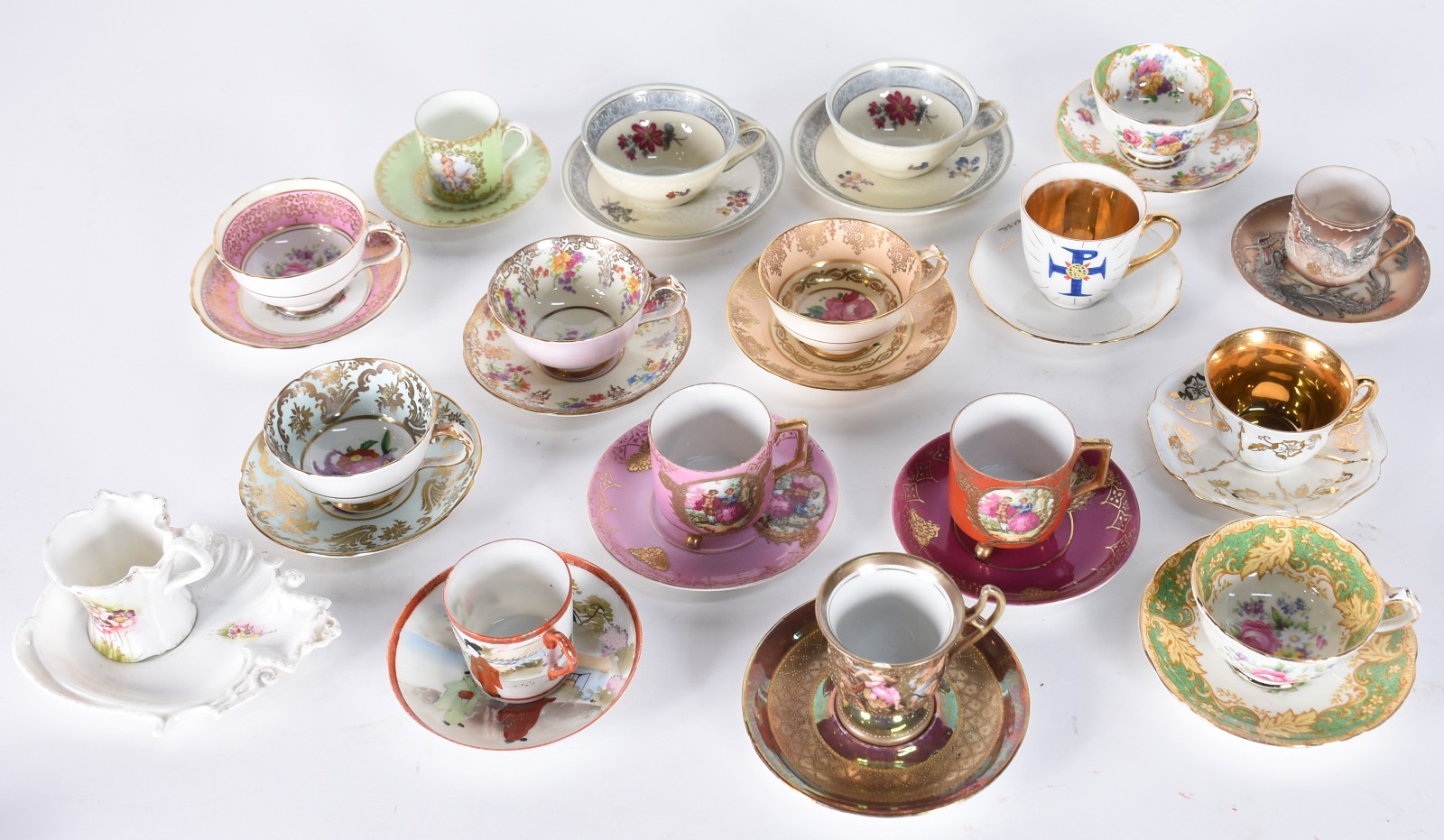 Dezessete xícaras de café de porcelana de diversas procedências e... - foto 2 de 9
