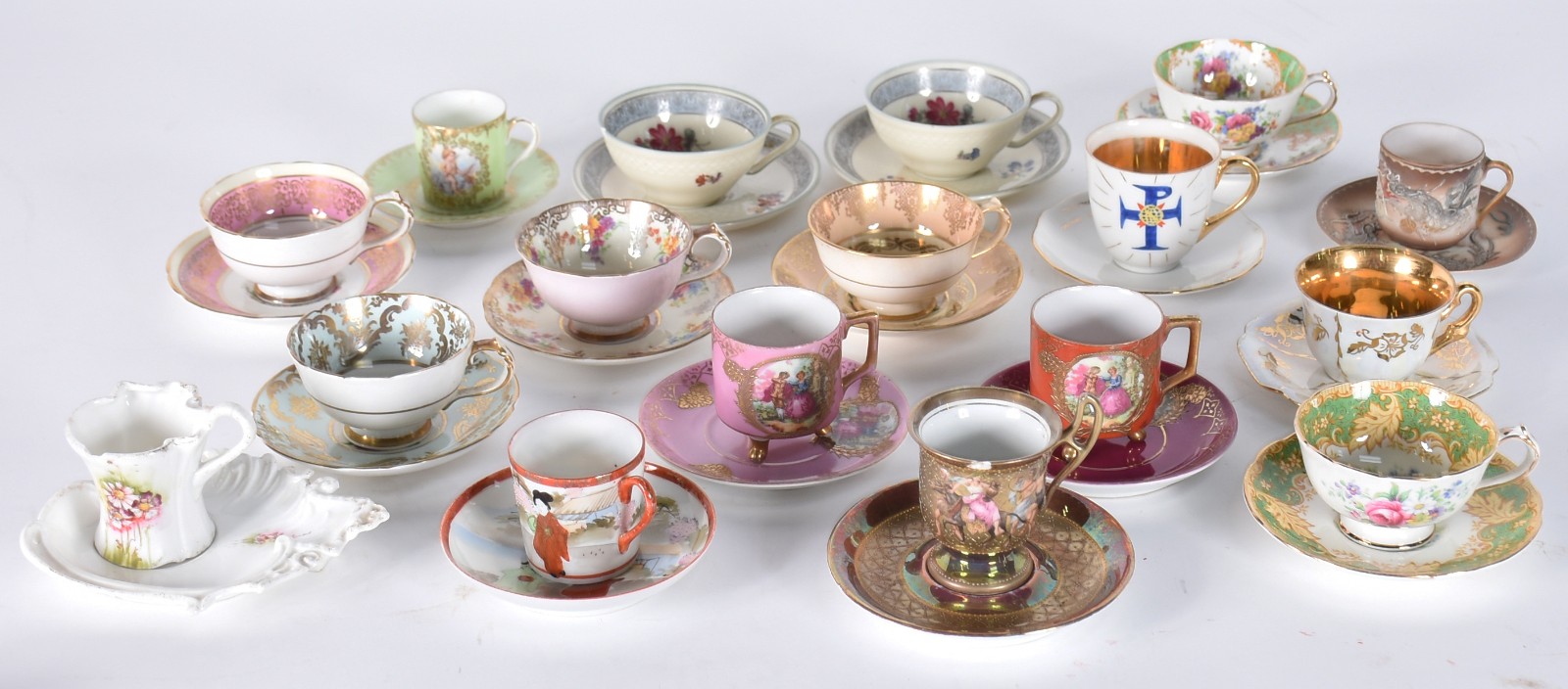 Dezessete xícaras de café de porcelana de diversas procedências e... - foto 1 de 9