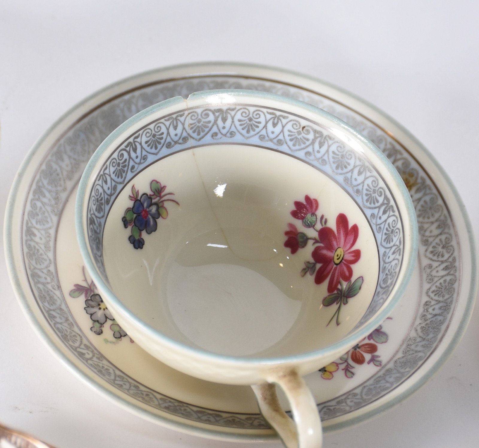 Dezessete xícaras de café de porcelana de diversas procedências e... - foto 3 de 9