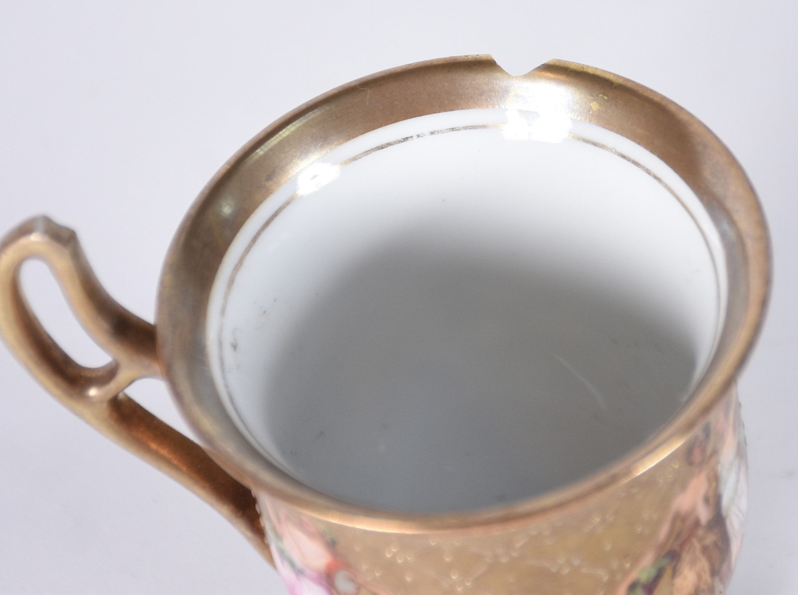 Dezessete xícaras de café de porcelana de diversas procedências e... - foto 4 de 9