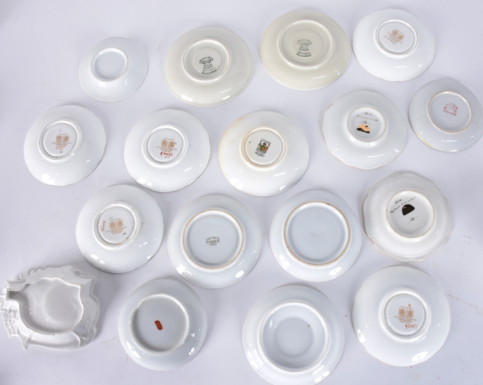Dezessete xícaras de café de porcelana de diversas procedências e... - foto 7 de 9