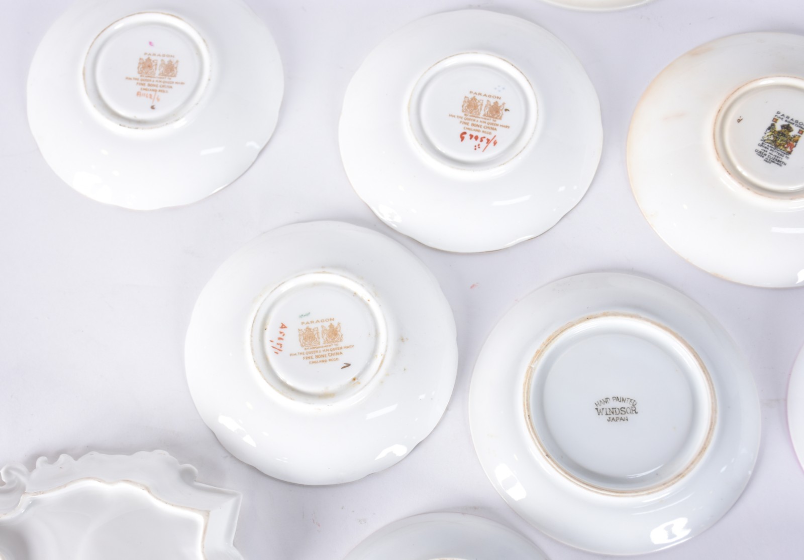 Dezessete xícaras de café de porcelana de diversas procedências e... - foto 8 de 9