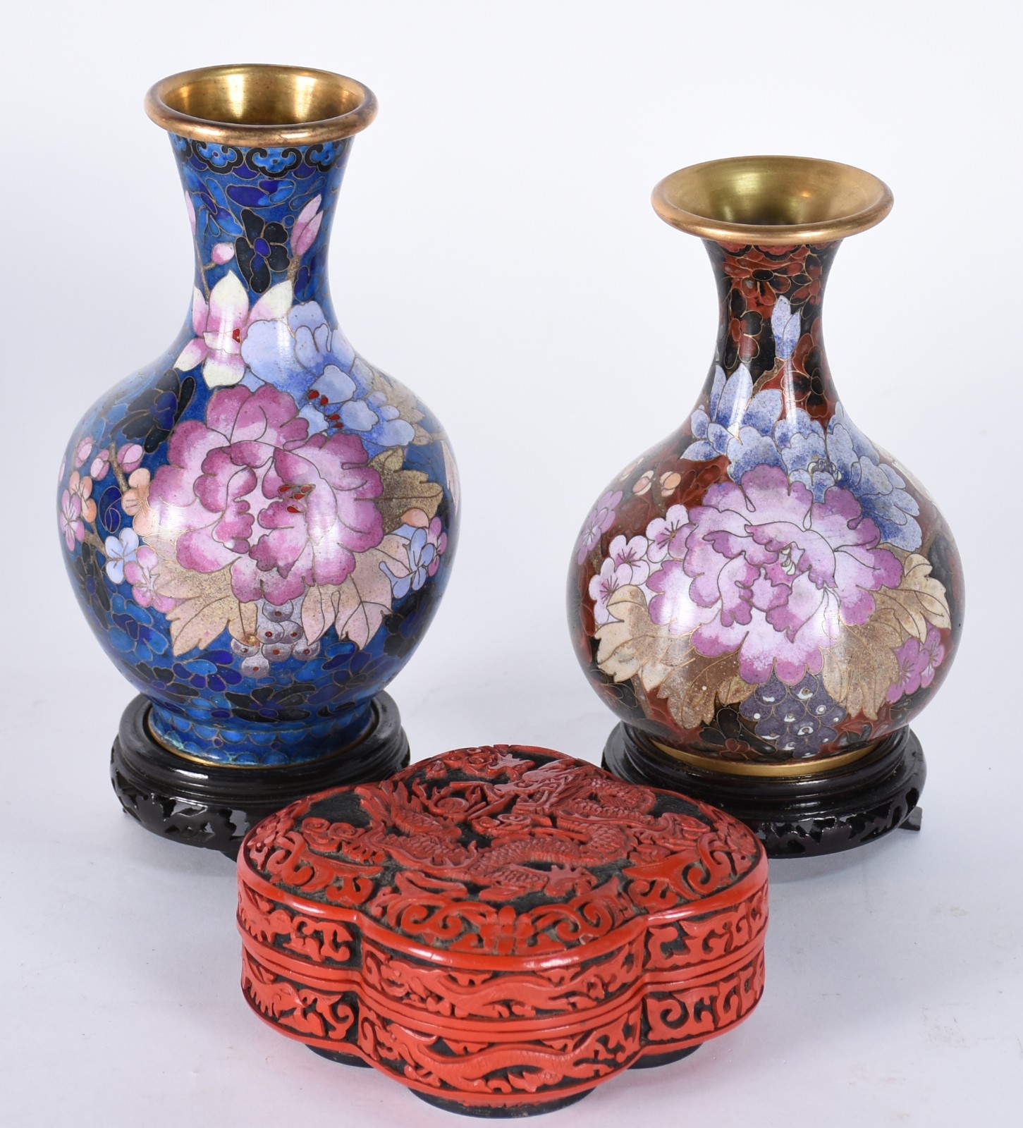 Três peças orientais, sendo: 2 vasos de cloisonné com base de madeira... - foto 1 de 5
