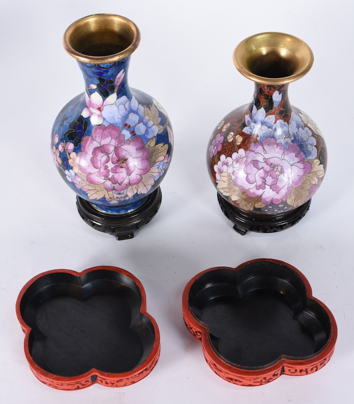 Três peças orientais, sendo: 2 vasos de cloisonné com base de madeira... - foto 2 de 5