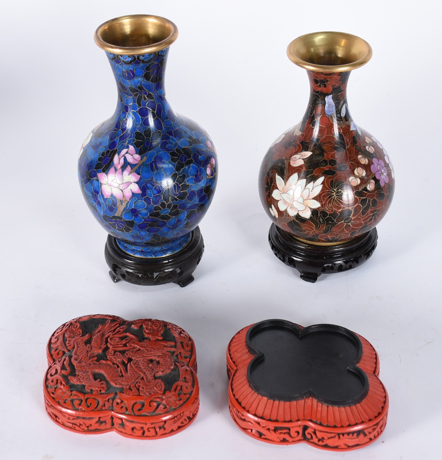 Três peças orientais, sendo: 2 vasos de cloisonné com base de madeira... - foto 3 de 5