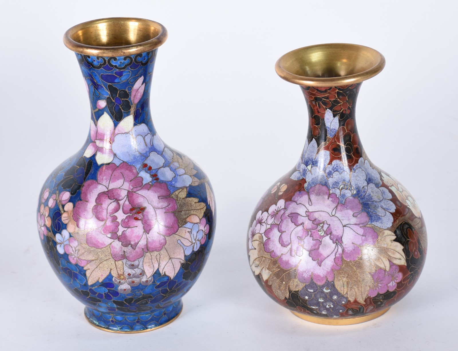 Três peças orientais, sendo: 2 vasos de cloisonné com base de madeira... - foto 4 de 5