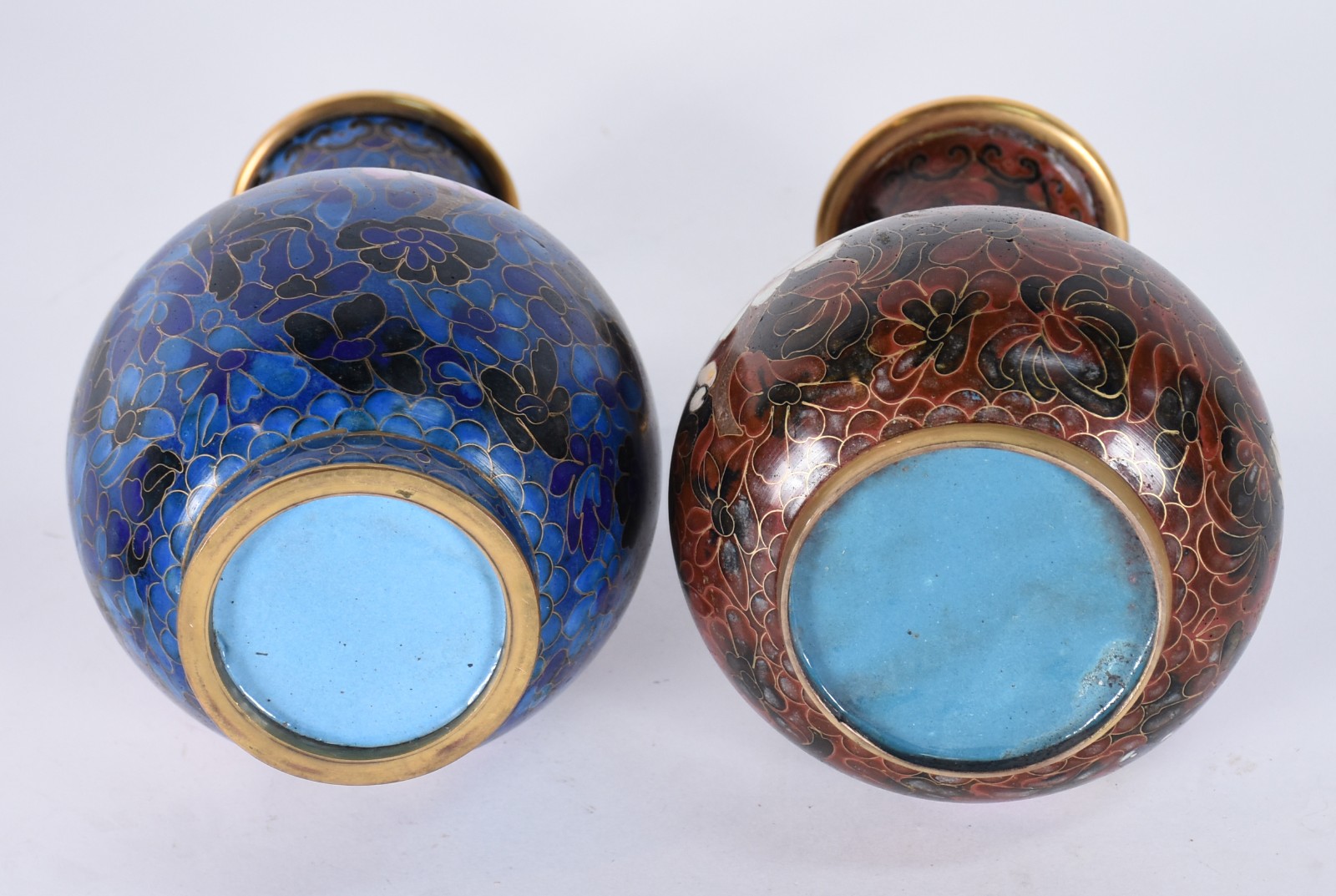 Três peças orientais, sendo: 2 vasos de cloisonné com base de madeira... - foto 5 de 5