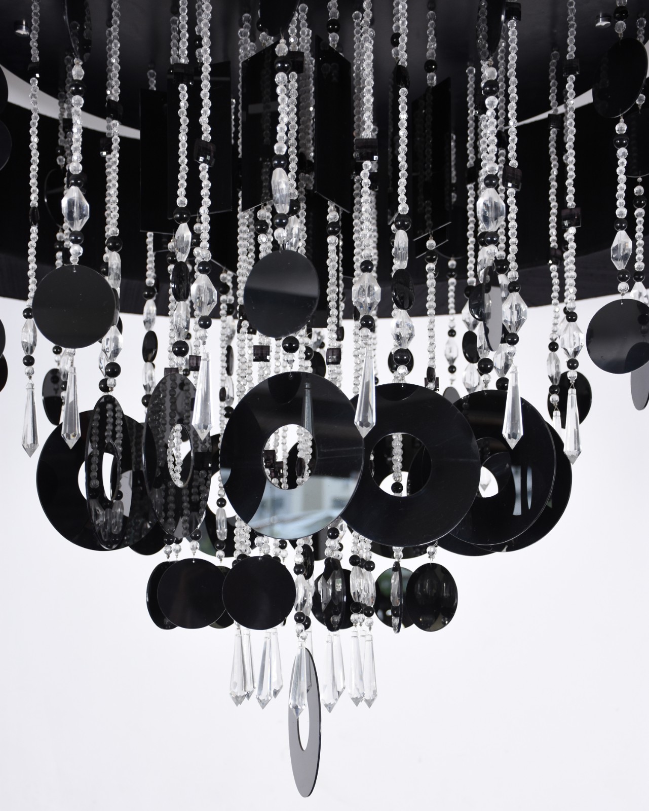 Lustre moderno na cor preta com pingentes de material sintético e... - foto 3 de 5