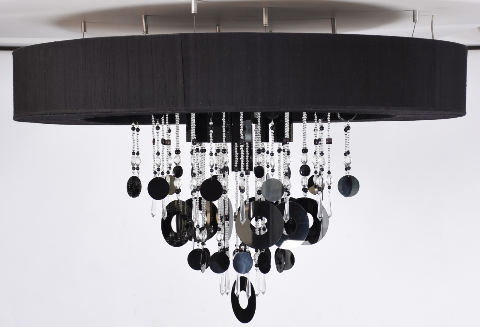 Lustre moderno na cor preta com pingentes de material sintético e... - foto 4 de 5