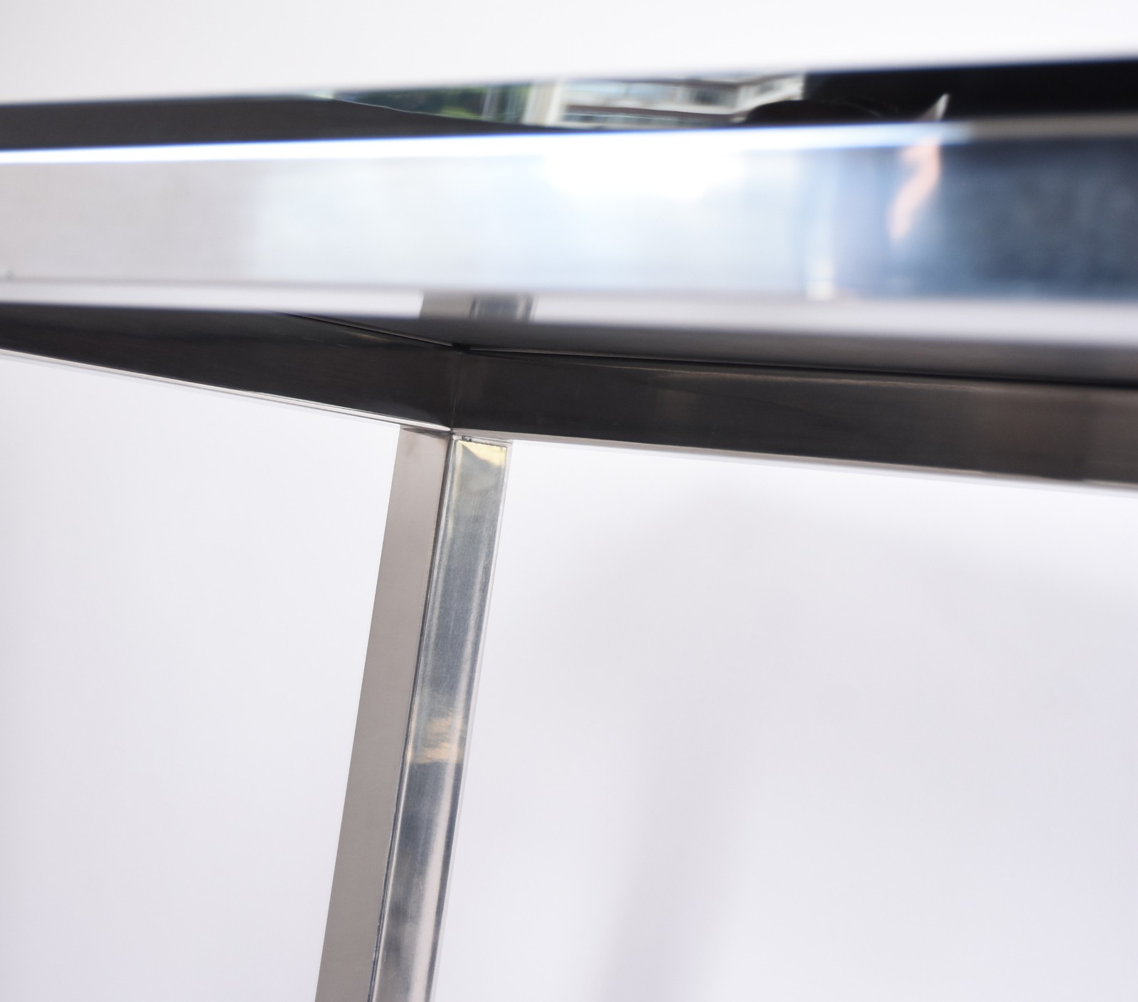 Aparador de metal, tampo de vidro, design moderno (Retirada no... - foto 6 de 6