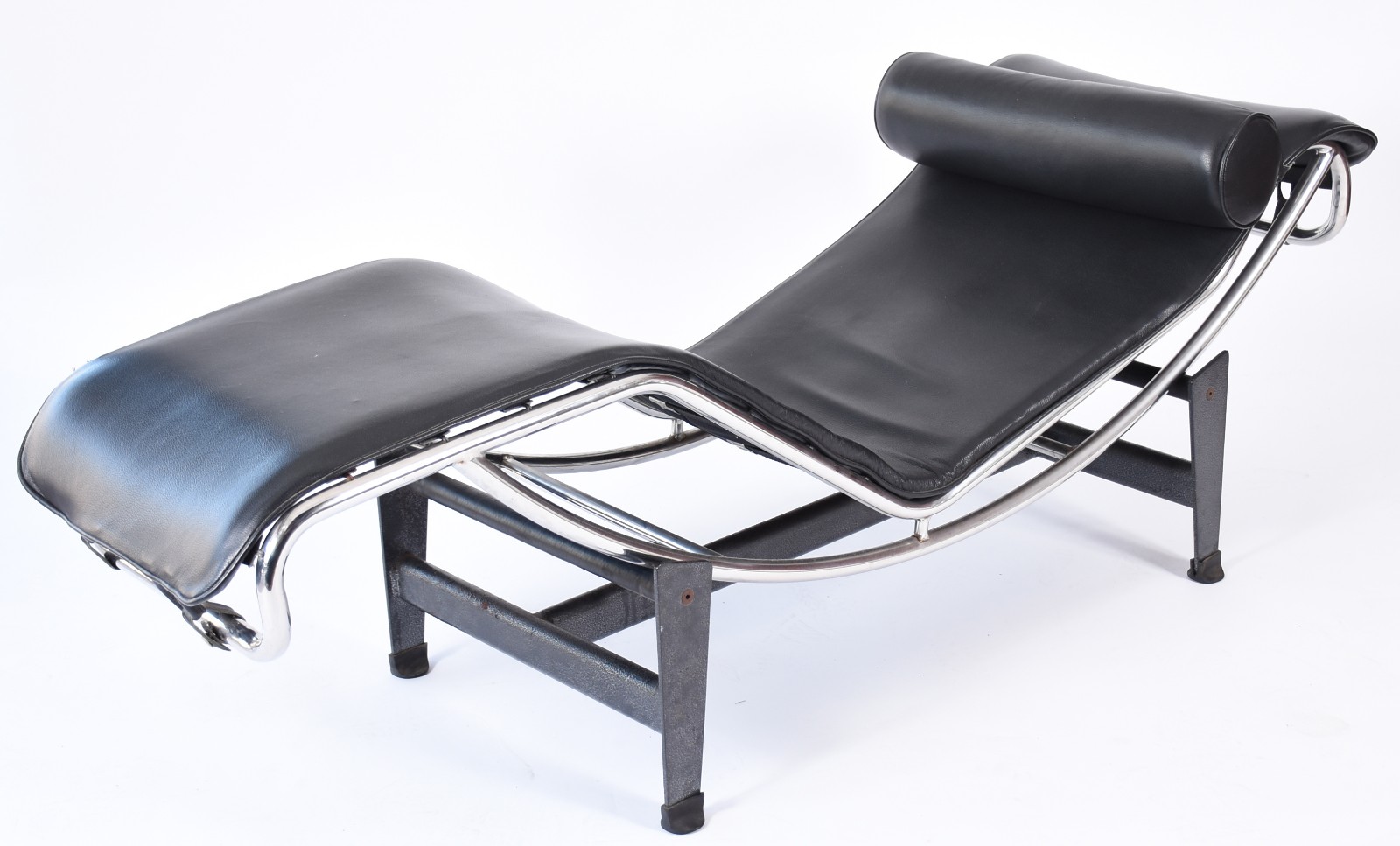 Poltrona (chaise longue) "Le Corbusier", partes oxidadas. (Retirada... - foto 1 de 6