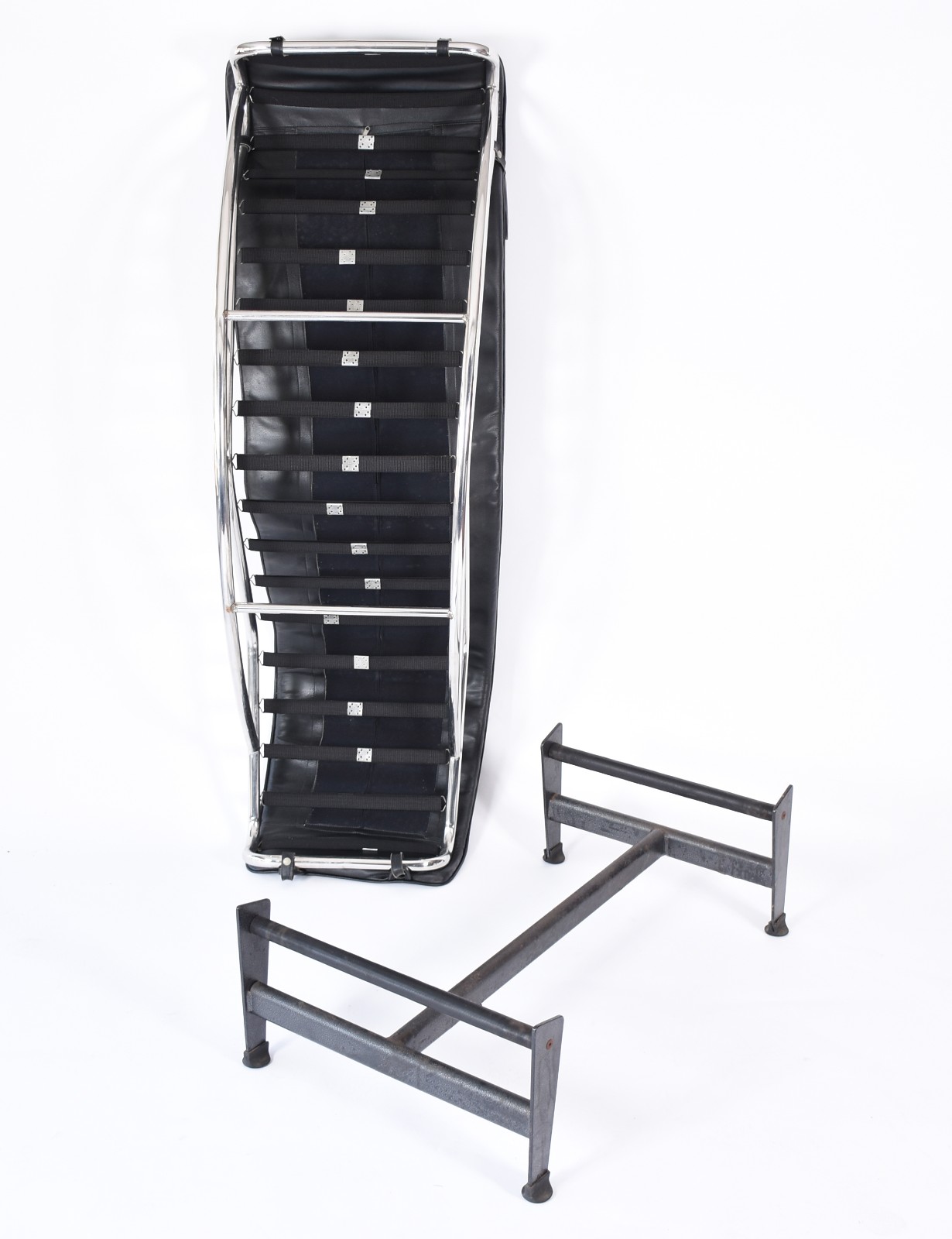 Poltrona (chaise longue) "Le Corbusier", partes oxidadas. (Retirada... - foto 4 de 6