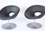 Clássica Design (2001), Poltronas Heros - Disco - Par de cadeiras estofadas, bases de metal giratórias  (pequenos desgastes).  (Retirada no apartamento em Ipanema).