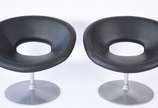 Clássica Design (2001), Poltronas Heros - Disco - Par de cadeiras estofadas, bases de metal giratórias  (pequenos desgastes).  (Retirada no apartamento em Ipanema).
